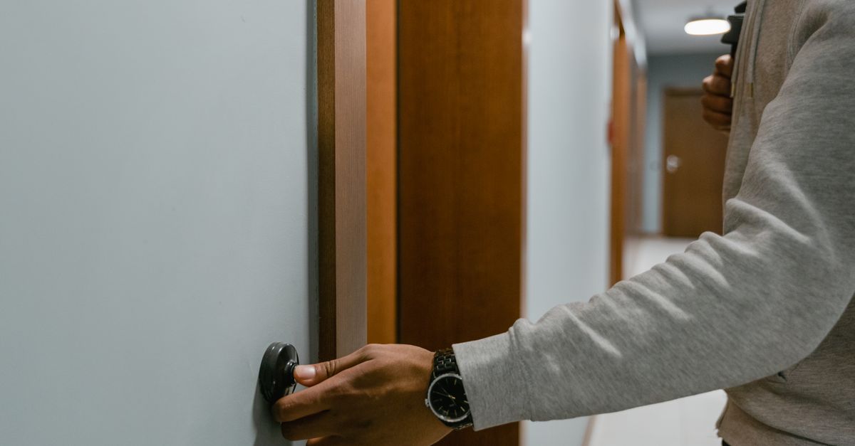 NYC Apartment Lockout Service: What Makes It Different from a Standard House Lockout — King Locksmith NYC